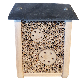 Insektenhotel mit Schieferdach