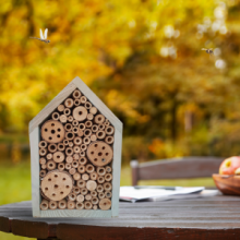 Insektenhotel mit Spitzdach
