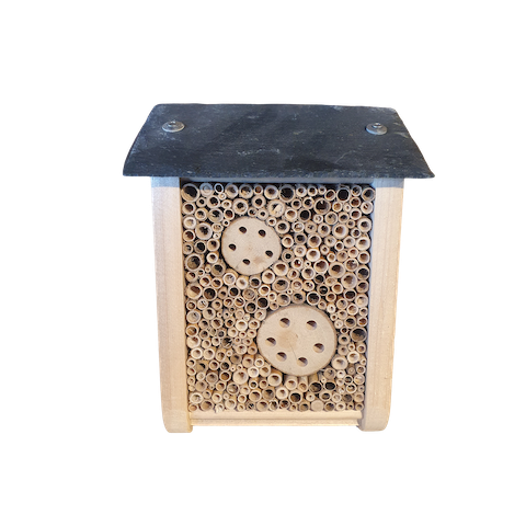 Insektenhotel mit Schieferdach
