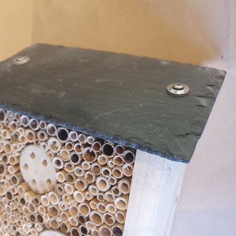 Insektenhotel mit Schieferdach
