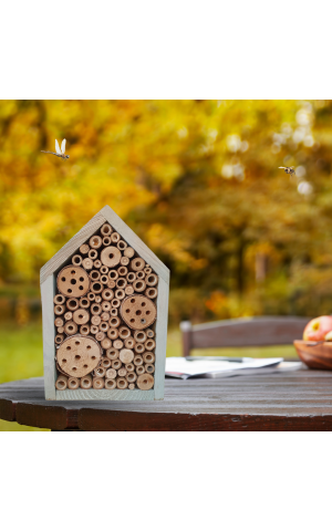 Insektenhotel mit Spitzdach