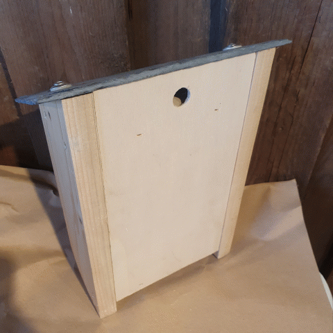 Insektenhotel mit Schieferdach