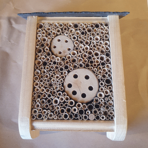 Insektenhotel mit Schieferdach