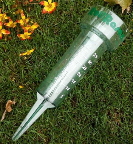 Regenmesser mit Erdspieß liegend